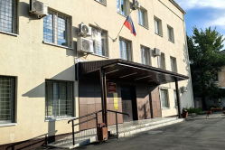 Житель Вольска украл розы с клумбы и угрожал женщине триммером