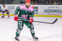 Как хоккеист из Вольска с долгами и уголовным делом оказался во Франции