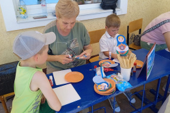 Жителей Вольска в День России научили делать матрешек