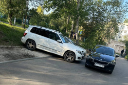 В борьбе за парковку в Вольске блокируют чужие автомобили