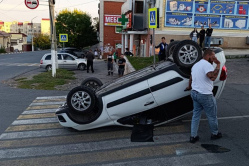 В Вольске «Лада» с женщинами перевернулась на крышу после ДТП с «Хондой»