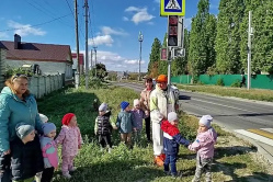 В Вольске ребят водят в детсад по заросшим тротуарам