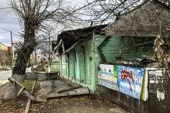 Жители Вольска боятся ходить около дома с поехавшей крышей