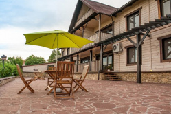 В Вольском районе отдыхающий выпал со второго этажа гостиницы