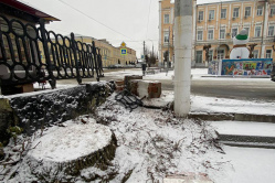 В Вольске сломали ограждение центрального сквера