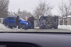 В Вольске лихач совершил ДТП и перевернул машину