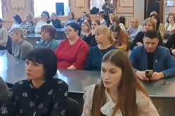 Лидер «Единой России» зависал в телефоне при отчете главы Вольского района