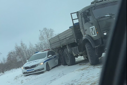 В Вольском районе военный грузовик помял автомобиль ГАИ