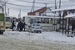 В Вольске пассажирский автобус застрял в снегу