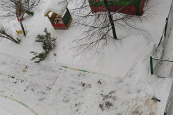 В Вольске мужчина бросался елкой перед падением из окна на территорию детсада