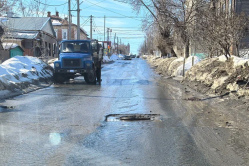 В Вольске на дорогах около колодцев массово провалился асфальт