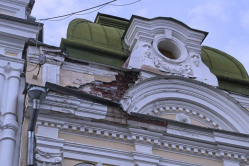 В центре Вольска разрушается особняк XIX века с шатровой крышей