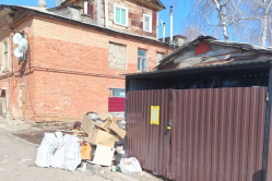 Жители Вольска обвинили пиццерию в захвате контейнерной площадки