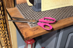 В Вольском районе многодетная мать дважды ударила сожителя ножницами