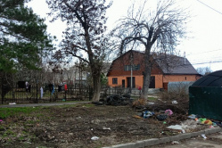 В Вольске на заборе сквера героя войны развесили одежду с помойки