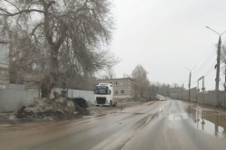 Жители Вольска пожаловались на колчедан на дороге у цементного завода