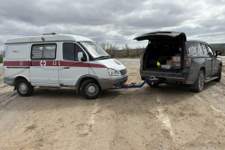 Жители Вольска доставили на фронт автомобиль скорой помощи с медикаментами