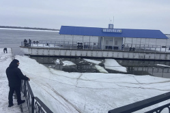 В Вольске поплывшую по Волге пристань вернули на место стоянки