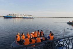 Доставленных в Вольск на лодках с теплохода «Некрасов» туристов сравнили с зайцами