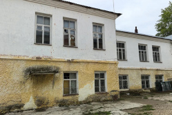 Вольского депутата пристыдили за разбитые стекла в спортивной школе
