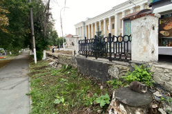 Центральный сквер Вольска остался без исторического ограждения