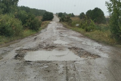 В Вольском районе возбудили уголовное дело из-за дороги с ямами в 36 см