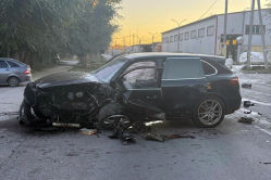 В Вольске Porsche Cayenne врезался в бетонный забор