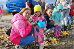 Жители Вольска выпустили 65 тысяч мальков в Волгу ковшиками и по рыбопроводу