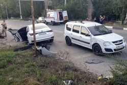 В Вольске «Лексус» врезался в отбойник и упал на «Ларгус»