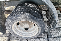 В Вольске после зимы водители на дорогах разбивают колеса