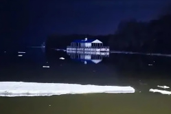 В Вольске от набережной оторвалась пристань и поплыла по Волге