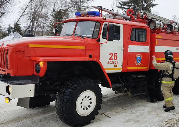 На пожаре в Вольске из дома эвакуировали 40 взрослых и 16 детей