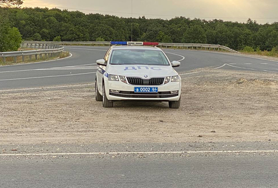 В Вольском районе мотоциклист врезался в автомобиль ДПС