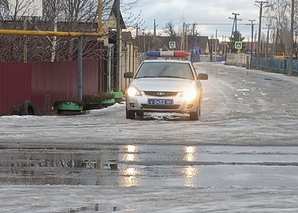 Житель Вольска похитил из машины 200 тысяч рублей