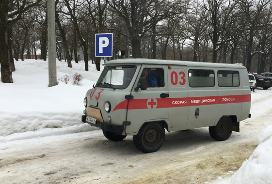 В Вольском районе мужчина разбился при падении в интернате с лестницы