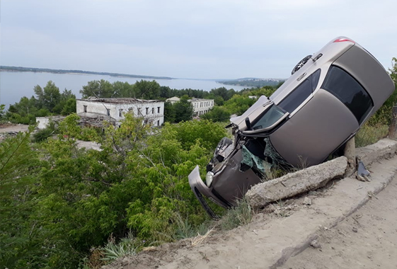 В Вольске автомобиль повис на столбе перед обрывом