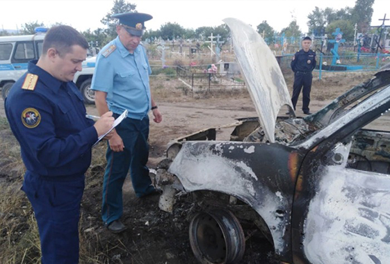 В сгоревшем автомобиле около кладбища обнаружен труп