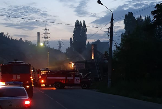 Крупный пожар в бараке на Большевике унес жизнь человека