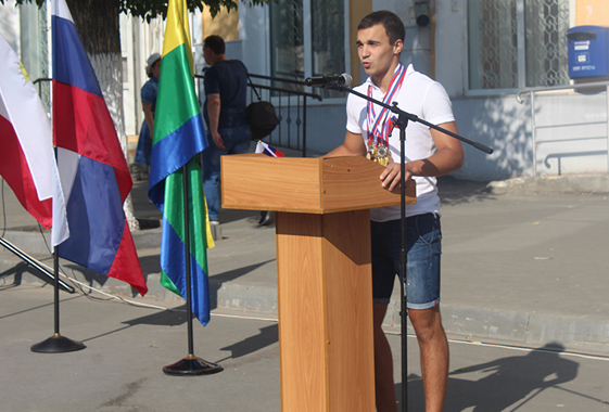 Вольский боксер в шортах признался в любви к флагу