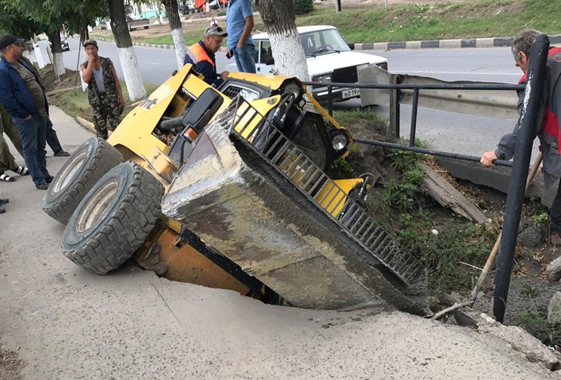 В Вольске коммунальная техника провалилась под землю