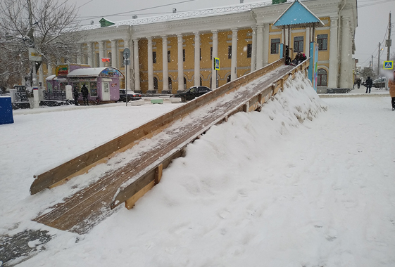 Новогодняя горка с гвоздем поссорила жителей Вольска