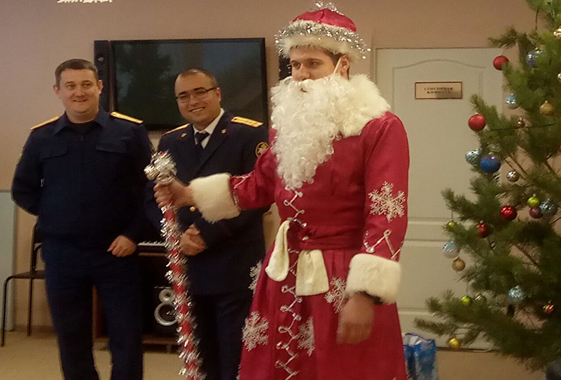 Следователь переоделся в Деда Мороза и отправился в приют