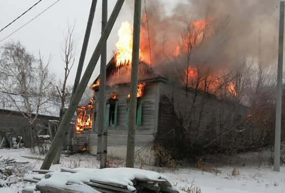 В Вольском районе сгорели баня и частный дом