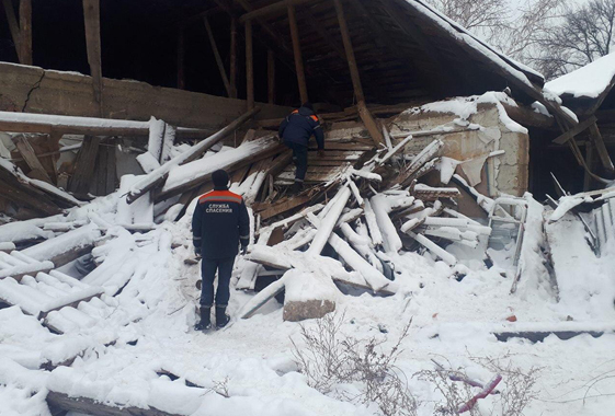 С крыши бывшей пожарной части сняли скулившую два дня собаку