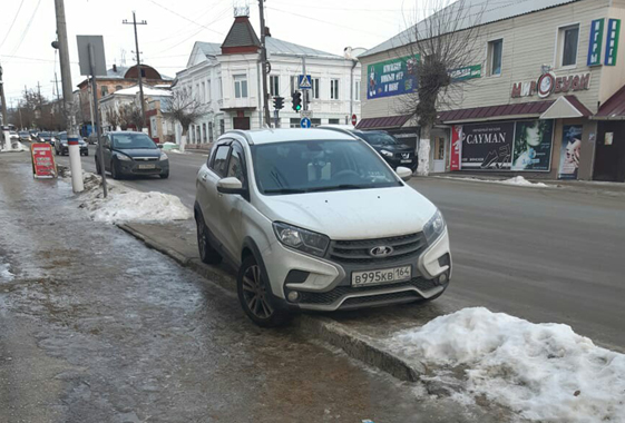 ГИБДД не замечает парковку такси на автобусной остановке