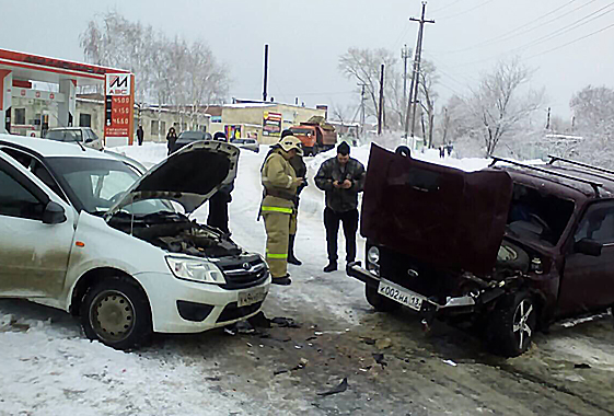 Автоледи с ребенком получили травмы в ДТП у автозаправки