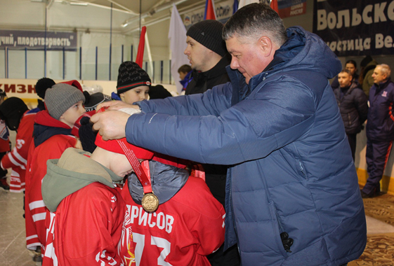 Вольская команда проиграла домашний турнир по хоккею