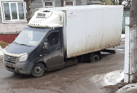 В центре Вольска «Газель» провалилась в колодец