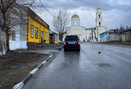 В пивном баре ночью у посетителя украли телефон