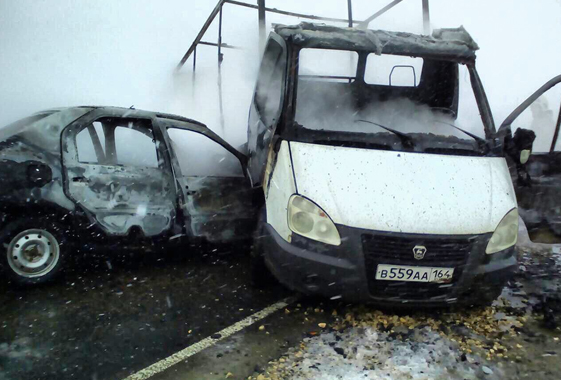 После ДТП на окраине Вольска загорелись два автомобиля